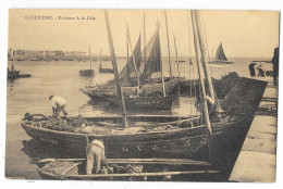 Cpa. 29 GUILVINEC (ar. Quimper) Bateaux à La Cale (Pêcheurs)  Col. Villard - Guilvinec