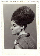 Photo, Portrait D'une Belle Jeune Femme Avec Une Grande Coiffure En Chignon Banane Des Années 1960 - Anonieme Personen