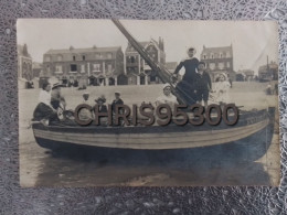 CARTE PHOTO - CAYEUX SUR MER 80 SOMME - LA PLAGE - BATEAU DE PECHE SAINT VALERIE SUR SOMME POUR L’IMMATRICULATION - Cayeux Sur Mer