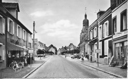 61 - Tourouvre (Orne) Rue Du13 Août 1944   ** CPSM  Animée Et Vierge ** 4 CV Renault - Other & Unclassified