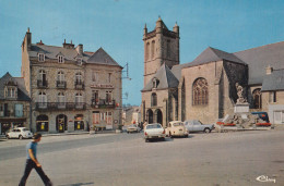 ROSTRENEN . - La Place Et L'Eglise - Autres & Non Classés