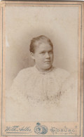 DE260  --  DEUTSCHLAND --  COBURG  -  CABINET PHOTO, CDV  --  LADY  -  FOTO:  WILHELM ADLER  - 10,3  Cm  X 6,2 - Old (before 1900)