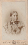 DE261  --  DEUTSCHLAND --  COBURG  -  CABINET PHOTO, CDV  --  LADY  -  FOTO:  WILHELM ADLER  - 10,3  Cm  X 6,2 - Old (before 1900)