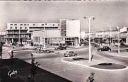 17 -  ROYAN -  Le Rond Point Et La Poste - Royan