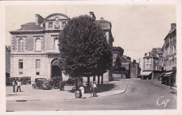 50 -  AVRANCHES - La Place De La Mairie Et La Tour Des Remparts - Avranches