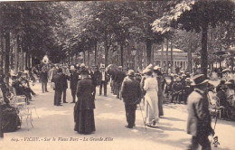 03 - Allier -  VICHY - Sur Le Vieux Parc - La Grande Allée - Vichy