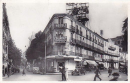 03 - Allier -  VICHY -  Place Victor Hugo - Hotel Colbert -  Agent De Police  - Vichy