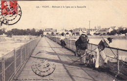 03 - Allier -  VICHY -  Pecheurs A La Ligne Sur La Passerelle - Vichy