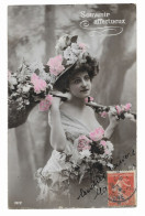 CPA De 1909 - Souvenir Affectueux - Femme Avec Chapeau De Fleurs Et Robe Décolleté Portant Une épuisette Fleurie - - Frauen