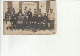 93 Epinay -carte Photo 1916- Groupe De Militaires Et Civil Avec Chien ( N°22 Sur Cols ) - Altri & Non Classificati