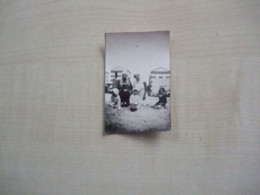 Petite Photo Ancienne 1932 FAMILLE  à Identifier Décor Plage - Anonymous Persons