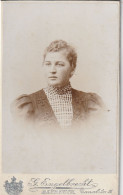 DE266  --  DEUTSCHLAND --  BAYREUTH  -  CABINET PHOTO, CDV  --  LADY  -  FOTO:  G. ENGELBRECHT.  -  10,2  Cm  X 6,2 - Old (before 1900)