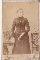 DE271  --  DEUTSCHLAND --  BERLIN  -  CABINET PHOTO, CDV  --  LADY  -  FOTO:  A. REGIS NACHF..  -  10,2  Cm  X 6,2 - Oud (voor 1900)