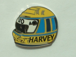 PIN'S VOLVO - CASQUE HARVEY - Championnat Britannique Des Voitures De Tourisme - Other & Unclassified