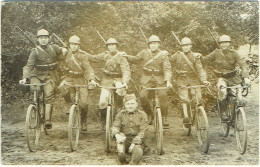 Fotokaart/Carte Photo. Militaria. Groupe De Soldats. Cyclistes.Cachet Bourg-Léopold. - Guerre, Militaire