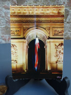 Jolie Cp  L'Arc De Triomphe, La Nuit,  Drapeau Tricolore Au Vent. Avec Voiture à Identifier - Cambrai