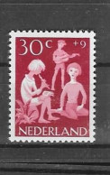 Mi 789 *    Met Gom En Scharnier - Unused Stamps