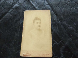 P-851 ,  CDV , Blanc Paris , Jeune Femme à La Robe Claire - Anciennes (Av. 1900)