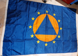 DRAPEAU EUROPEEN MARQUE " DOUBLET " Dimensions 118 X 180 Cm - Andere & Zonder Classificatie