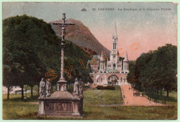 38. LOURDES - LA BASILIQUE ET LE CALVAIRE BRETON (65) (COLORISÉE) - Lourdes