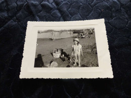 P-863 , Photo Le Grau D'Agde, La Plage,  Petite Fille Et En Arrière Plan Une Moto, 1956 - Places