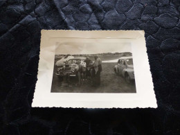 P-864 , Photo Automobile,  Le Grau D'Agde, La Plage,   Deux Renault 4CV, 1956 - Automobile