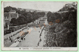 68. LOURDES - L'ESPLANADE PENDANT LA PROCESSION (65) (ANIMÉE) - Lourdes