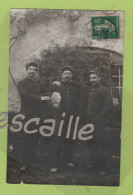 MILITARIA  - CARTE PHOTO DE TROIS MILITAIRES A IDENTIFIER AVEC MICHE DE PAIN - CIRCULEE EN 1919 - Uniformes