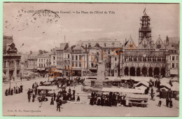 1. SAINT-QUENTIN (après Guerre) - LA PLACE DE L'HÔTEL DE VILLE (02) (ANIMÉE, MARCHÉ) - Saint Quentin