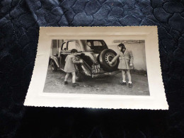 P-881 , Photo ,Automobile, Une Renault Celta 4 Et Des Enfants, Circa 1930-35 - Cars