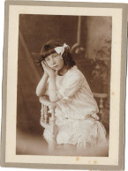 Grande Photo D'une Petite Fille Avec Un Noeud Dans Les Cheveux, Vers 1910 - Anciennes (Av. 1900)