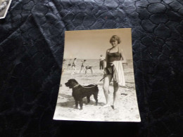 P-885 , Photo , Jolie Femme En Maillot Sur Une Plage Promenant Son Chien , Circa 1965 - Personnes Anonymes