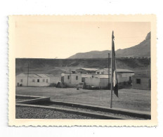 Petite Photo De Bâtiments  Militaires Avec Le Drapeau - Lieux