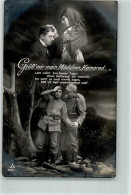 39805731 - Ein Deutscher Landser In Uniform Verabschiedet Sich Von Seinem Sterbenden Kameraden Waehrend Seine Trauernde - Guerre 1914-18