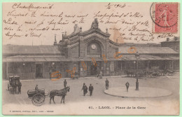 61. LAON - PLACE DE LA GARE (02) (ATTELAGES) - DOS NON DIVISÉ - 1904 - Laon