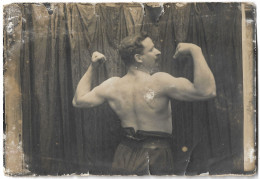 RPPC Lutteur Français Montrant Ses Muscles (identifié : Eugène Maudron), Athlète, 1917, Gay Interest - Anciennes (Av. 1900)