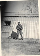 Militaire Avec Un Pistolet Mitrailleur - Guerre, Militaire