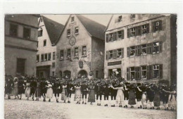 39027831 - Fotokarte Von Rothenburg O./T.  Ein Historischer Schaefertanz Loewen-Apotheke Ungelaufen  Gute Erhaltung. - Ansbach