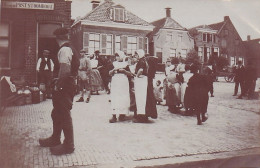 ILE D'URK ZUIDERZEE PAYS BAS LES ELEGANTES AU DEPART DU BATEAU  PHOTO ORIGINALE 8 X 6 CM - Lieux