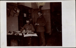 Photo CPA Zwei Soldaten In Uniformen In Der Schreibstube - Other & Unclassified