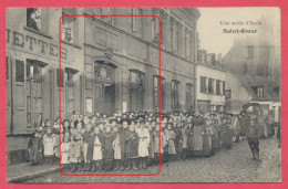 Saint-Omer Dépt. Pas-de-Calais : Une Sortie D'école - Ecole Communale De Jeunes Filles. Cachet Saint-Omer 1905. - Saint Omer