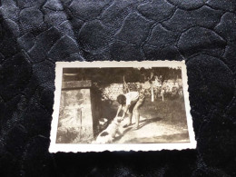 P-902 , Photo, Jeune Homme Jouant Avec Un Chien, Port-Cros, 1934 - Anonymous Persons