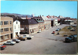 Carte Postale : SAINT PIERRE ET MIQUELON : Place Du Général De Gaulle, "Crédit Saint Pierrais", Voitures Des Années 1960 - Saint-Pierre E Miquelon