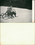 Foto  Wintersport: Schlitten/Rodeln Frau Und Kind 1962 Privatfoto - Sports D'hiver