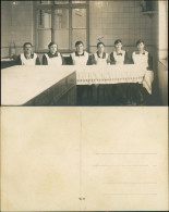 Foto  Frauen Gruppe, Echtfoto, Tafel, Küche 1920 Privatfoto - Personnages