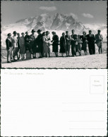Menschen  Gruppenfoto Reise Gruppe Vor Verschneiten Alpen 1950 Privatfoto - Ohne Zuordnung