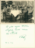 Menschen  Leben Familienfoto Gruppenfoto Bei Umtrunk Im Garten 1944 Privatfoto - Groupes D'enfants & Familles