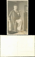 Fotokunst Mann Posiert Für Foto Mit Buch Echtfoto-AK 1925 Privatfoto - People