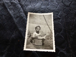 P-906 , Photo, Port-Cros, Jeune Fille Prenant Un Bain Dans Une Bassine En Zinc, 1934 - Anonyme Personen