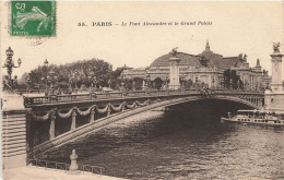 P6-75--PARIS Le Pont Alexandre Et Le  Grand Palais Et  Bateau Mouche - Bridges